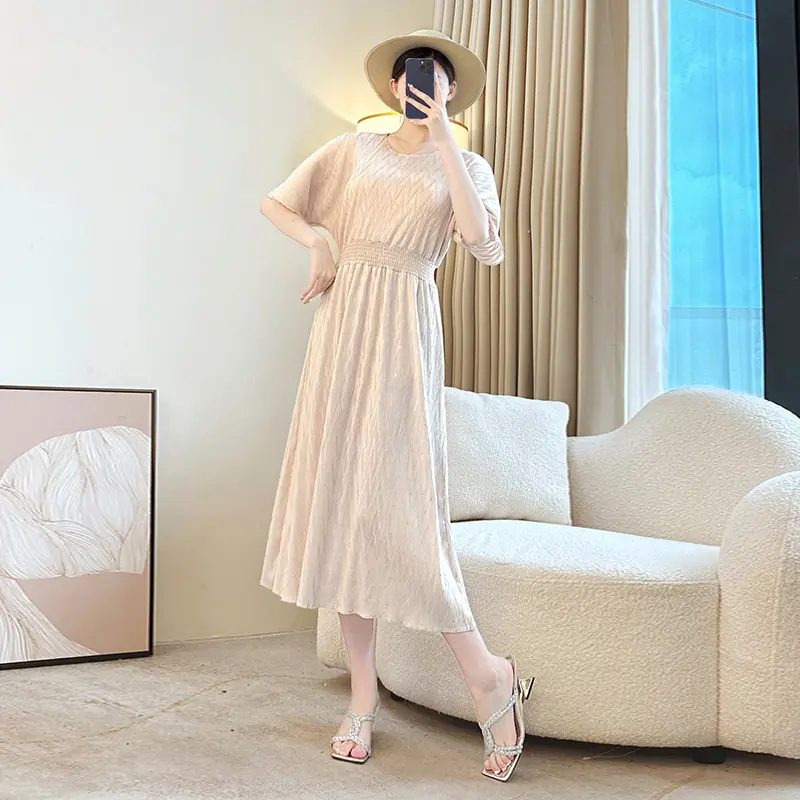 LANMREM Gold Foil Printing Chic Pleated Women's Dress 2025 New Elastic Slim Waist Design Half Sleeve Round Collar Cloth 2DB3897