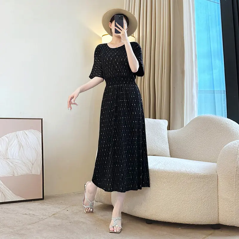 LANMREM Gold Foil Printing Chic Pleated Women's Dress 2025 New Elastic Slim Waist Design Half Sleeve Round Collar Cloth 2DB3897