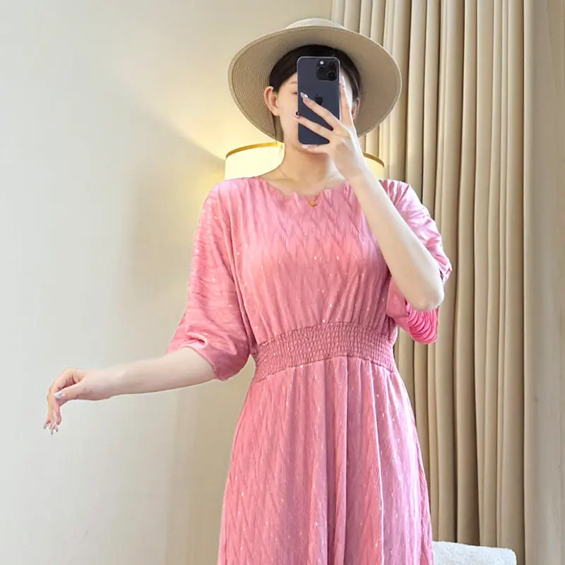 LANMREM Gold Foil Printing Chic Pleated Women's Dress 2025 New Elastic Slim Waist Design Half Sleeve Round Collar Cloth 2DB3897