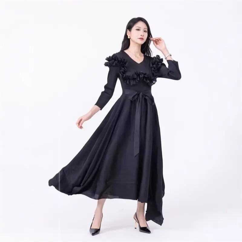 LANMREM 2025 New Chic Pleated Women's Dress V-neck Three Quarter Sleeve Elegant Stringy Selvedge Spliced Design Clothing 2DB4224