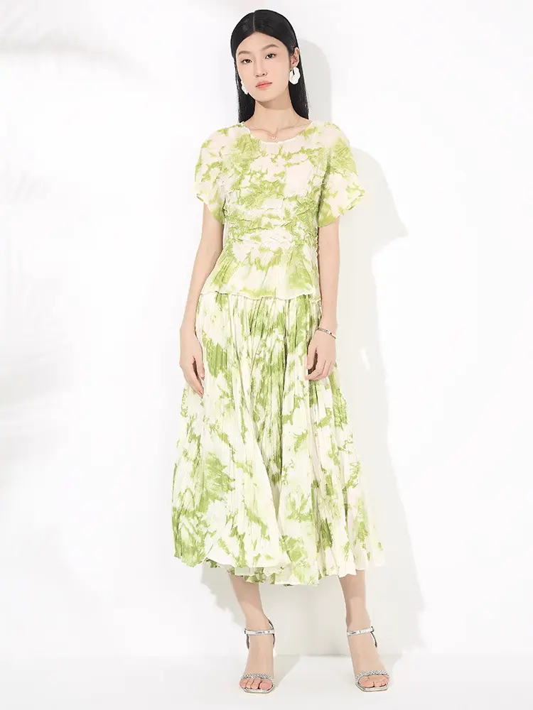 LANMREM Green Pleated Women's Two Pieces Set 2025 New Summer Short Sleeve Round Collar T-shirt And Elastic Waist Skirt 2DB3401
