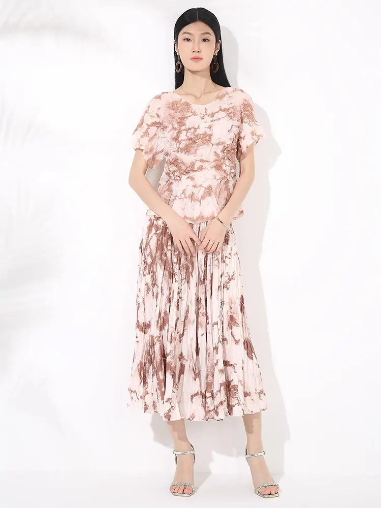 LANMREM Green Pleated Women's Two Pieces Set 2025 New Summer Short Sleeve Round Collar T-shirt And Elastic Waist Skirt 2DB3401
