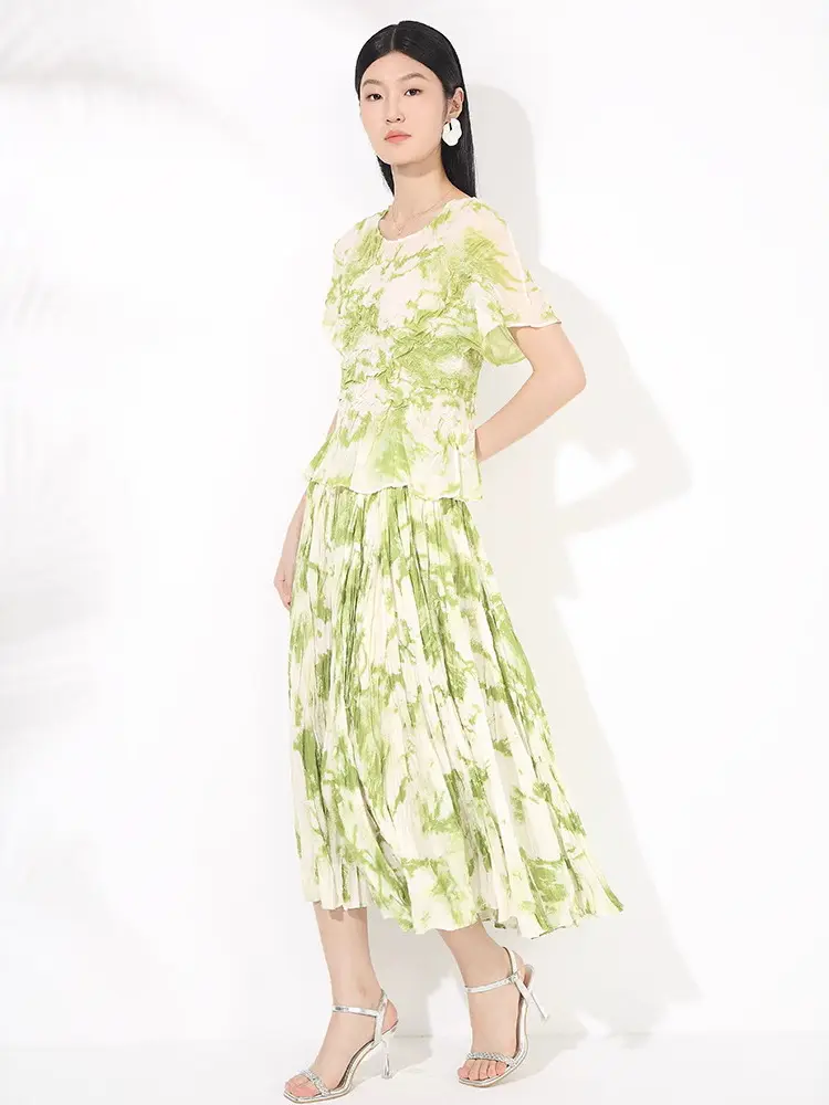 LANMREM Green Pleated Women's Two Pieces Set 2025 New Summer Short Sleeve Round Collar T-shirt And Elastic Waist Skirt 2DB3401