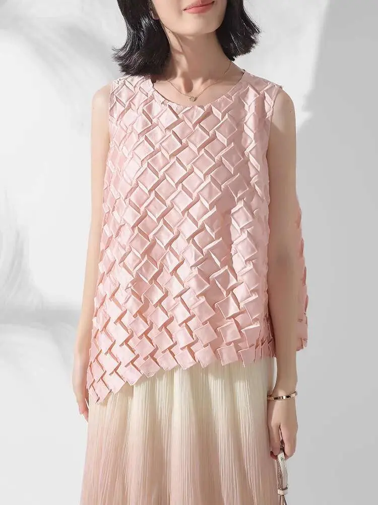 LANMREM Irregular Pleated T-shirt For Women Round Neck Sleeveless Square Grid Pink T-shirts Female Chic Top Summer New 2DA8901