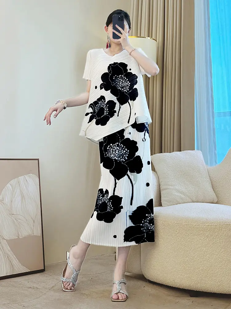 LANMREM Loose Niche Design Black Floral Printting Women's Pleated Two Pieces Set Short Sleeve T-shirt And Straight Skirt 2DB3547