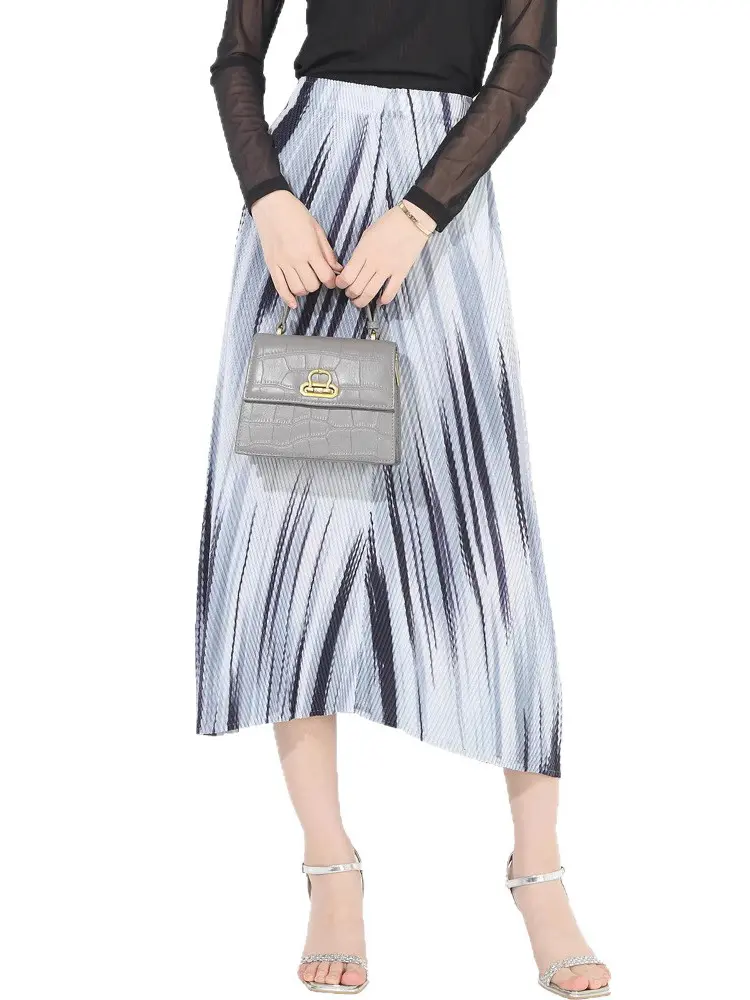 LANMREM Pleated Gradient Black And White Mid-Length Skirt For Women Versatile Elastic Waist Draped Design Female Fashion 2DM1054