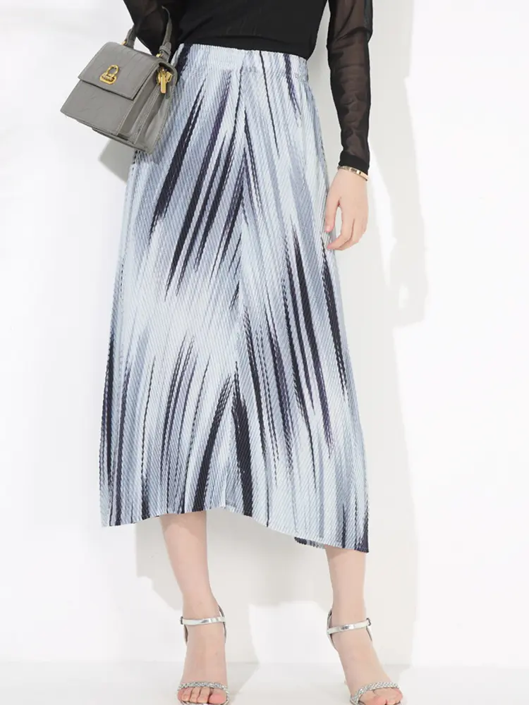LANMREM Pleated Gradient Black And White Mid-Length Skirt For Women Versatile Elastic Waist Draped Design Female Fashion 2DM1054