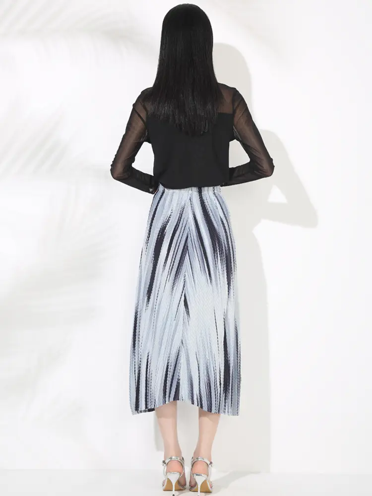 LANMREM Pleated Gradient Black And White Mid-Length Skirt For Women Versatile Elastic Waist Draped Design Female Fashion 2DM1054