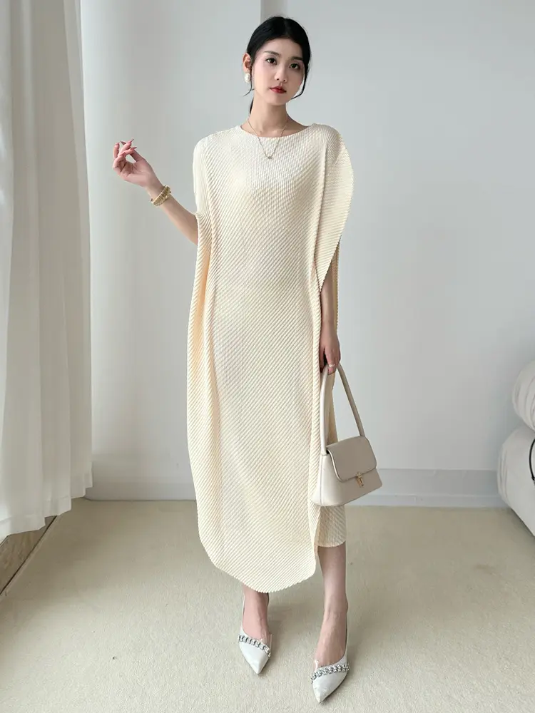 LANMREM Niche O-Shaped Pleated Dress For Women Summer 2025 New Casual Loose Half Sleeve Round Neck Chic High-end Dresses 2DB3490
