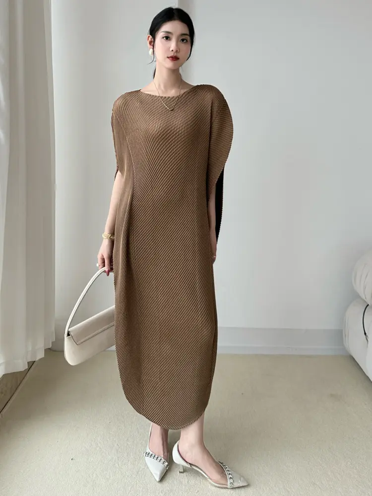LANMREM Niche O-Shaped Pleated Dress For Women Summer 2025 New Casual Loose Half Sleeve Round Neck Chic High-end Dresses 2DB3490