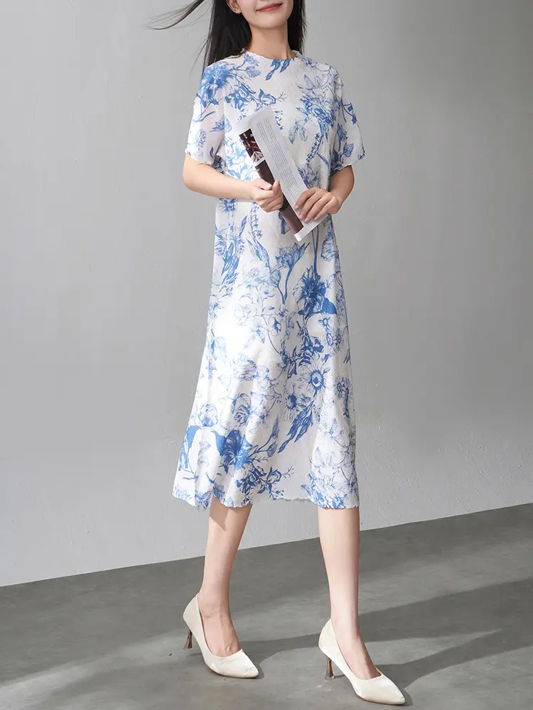 LANMREM Blue Floral Pleated Dress For Women 2025 Summer New Thin Round Neck Chinese Style Elegant A-Line Midi Dresses 2DM1018