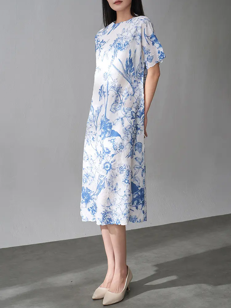 LANMREM Blue Floral Pleated Dress For Women 2025 Summer New Thin Round Neck Chinese Style Elegant A-Line Midi Dresses 2DM1018
