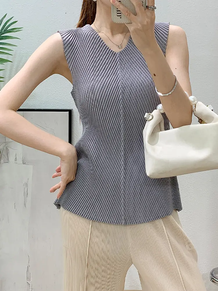 LANMREM Fashion Solid Color Round Neck Pleated Tank Top For Women V Collar Slim Fit Sleeveless Tee Tops 2025 New Summer 2DB2737