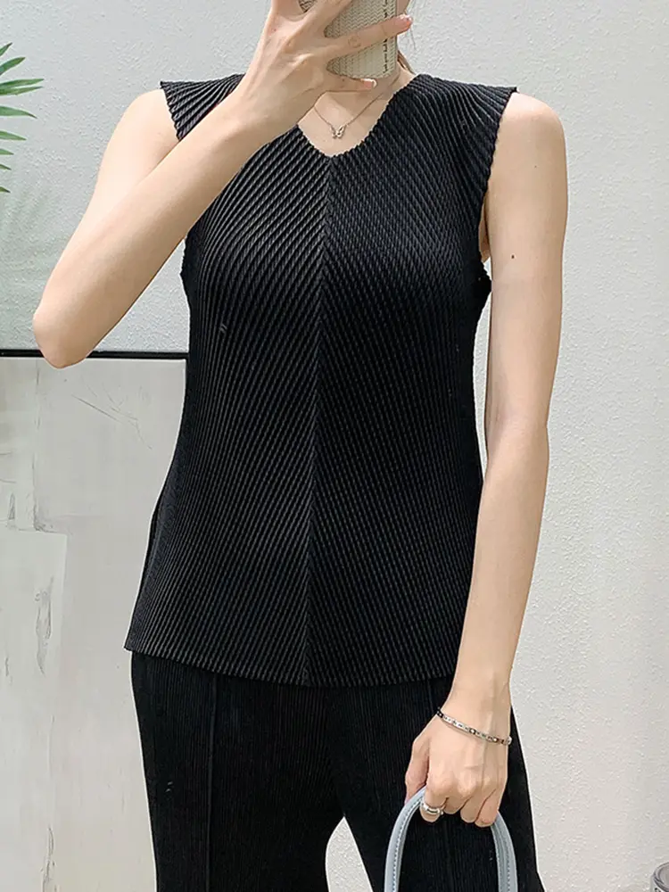 LANMREM Fashion Solid Color Round Neck Pleated Tank Top For Women V Collar Slim Fit Sleeveless Tee Tops 2025 New Summer 2DB2737