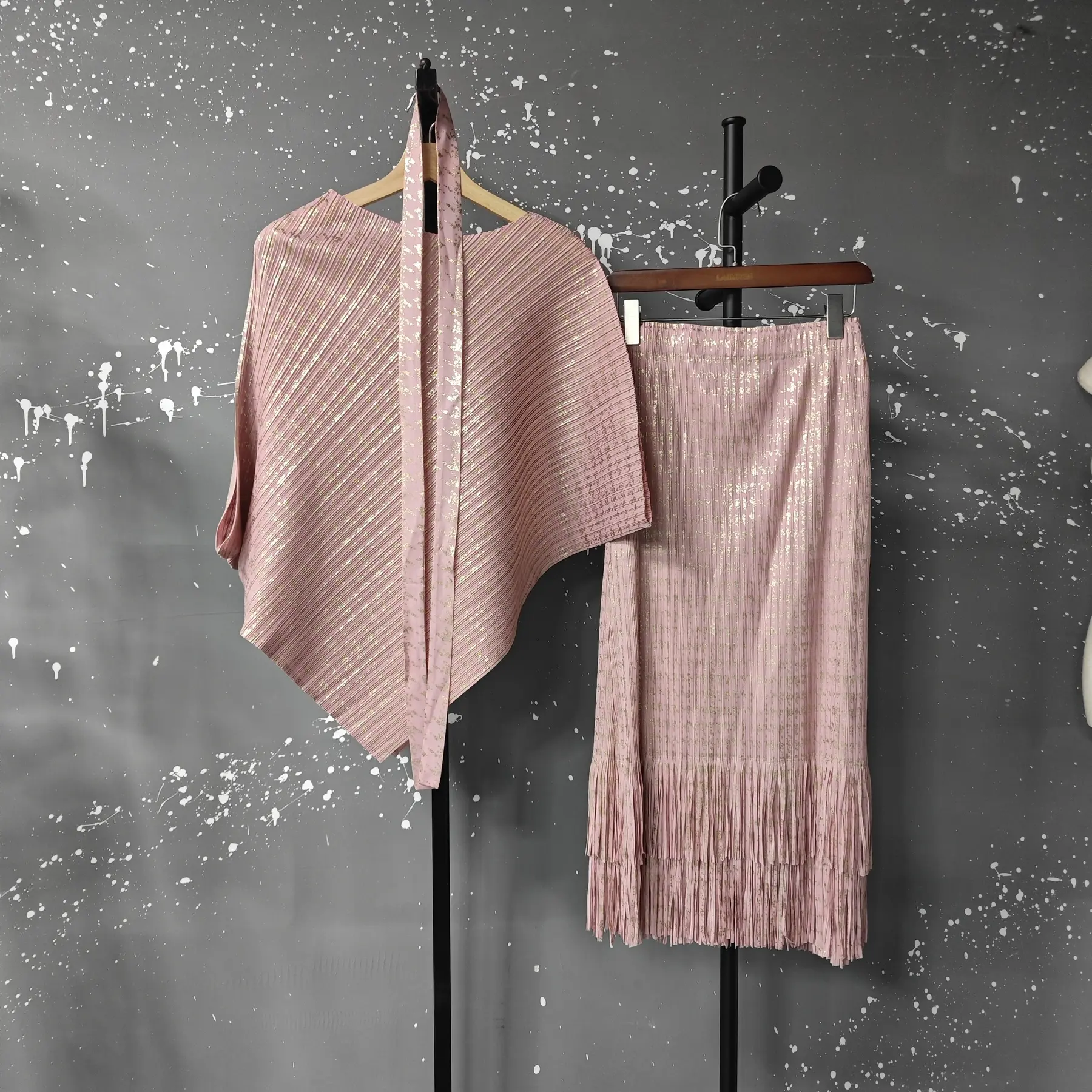 LANMREM Irregular Pleated Women's Two Pieces Set Bawting Short Sleeve Pullover T-shirt And Tassel Patchwork Design Skirt 2DB3136