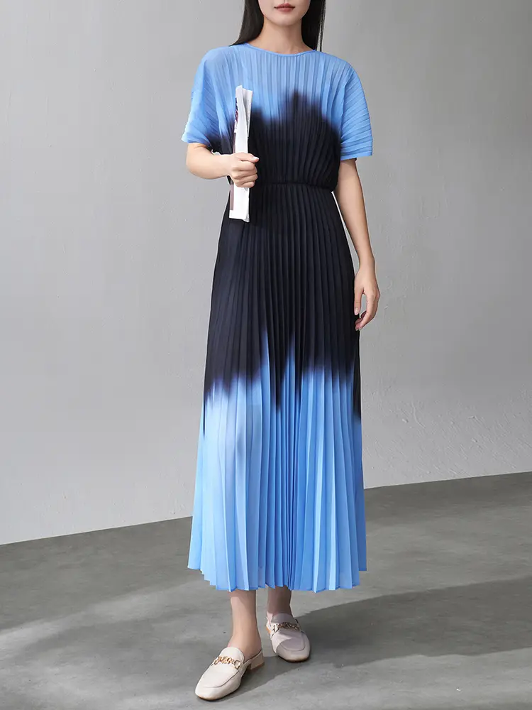 LANMREM French Style Gradient Blue Dress For Women 2025 Summer New Waist-Cinching Slimming  Vacation Pleated Long Dress 2DM1008