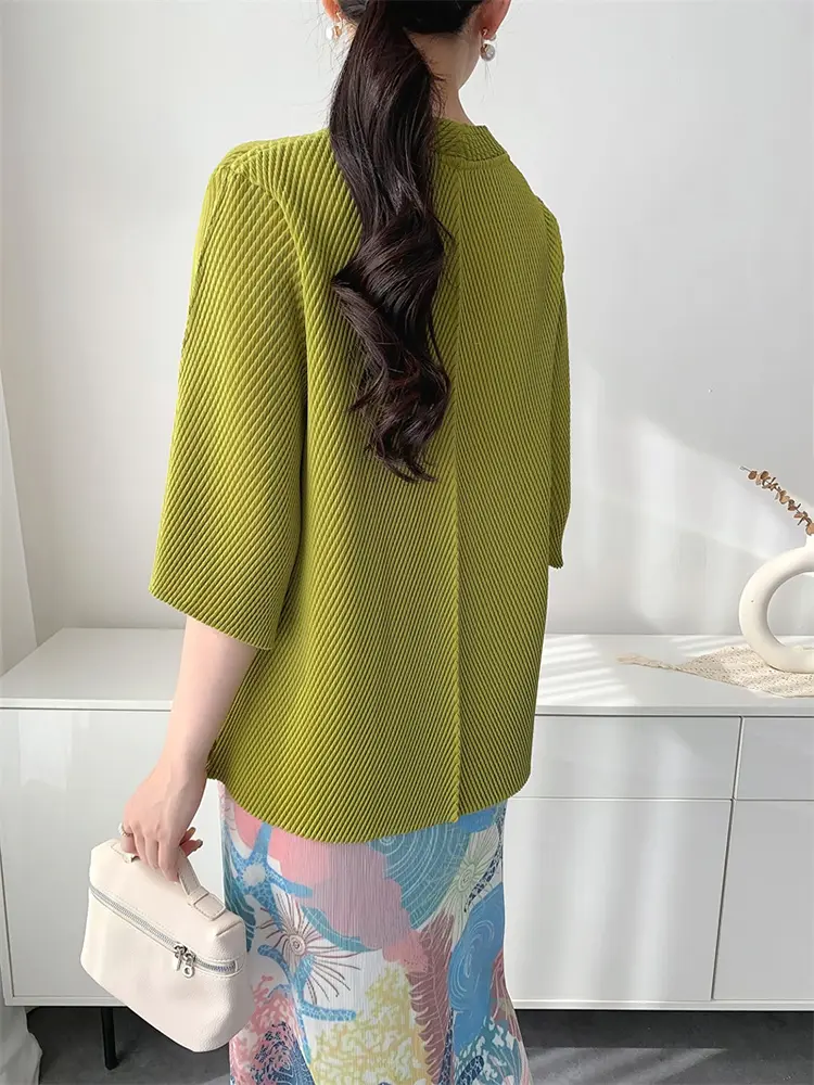 LANMREM Chinese Knot Button Design Stand Collar Fish Scale Pleated Women's T-shirt Summer 2025 New Slit Loose Tee Top 2DB3078