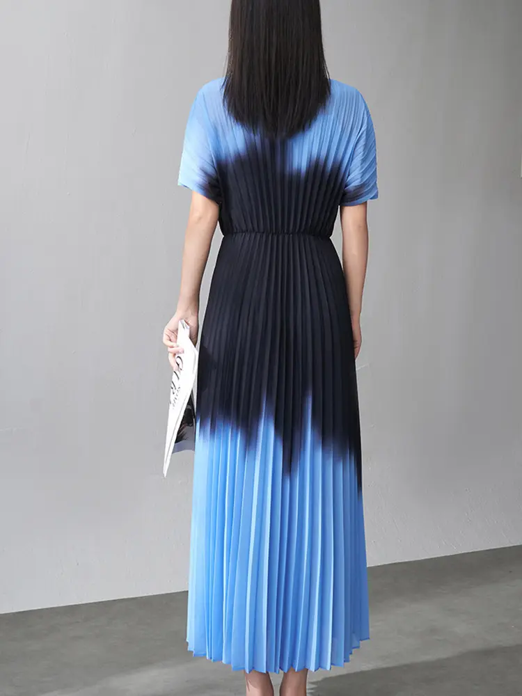 LANMREM French Style Gradient Blue Dress For Women 2025 Summer New Waist-Cinching Slimming  Vacation Pleated Long Dress 2DM1008