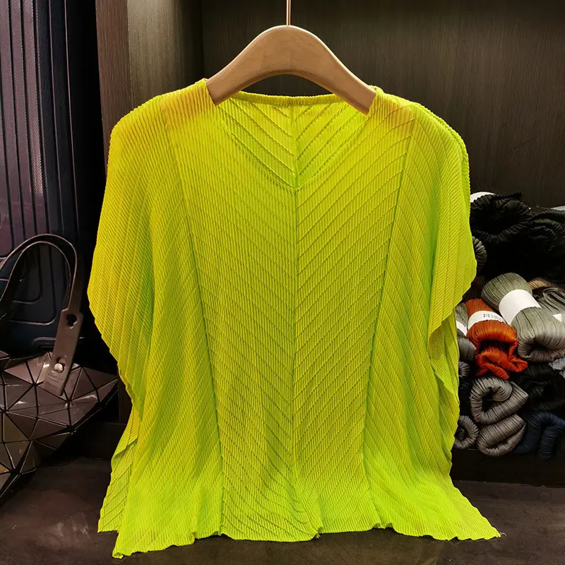 LANMREM Beige Pleated Top For Women 2025 New Versatile Temperament Loose Solid V-neck Short Sleeve Summer T-shirts Chic 2DB3209