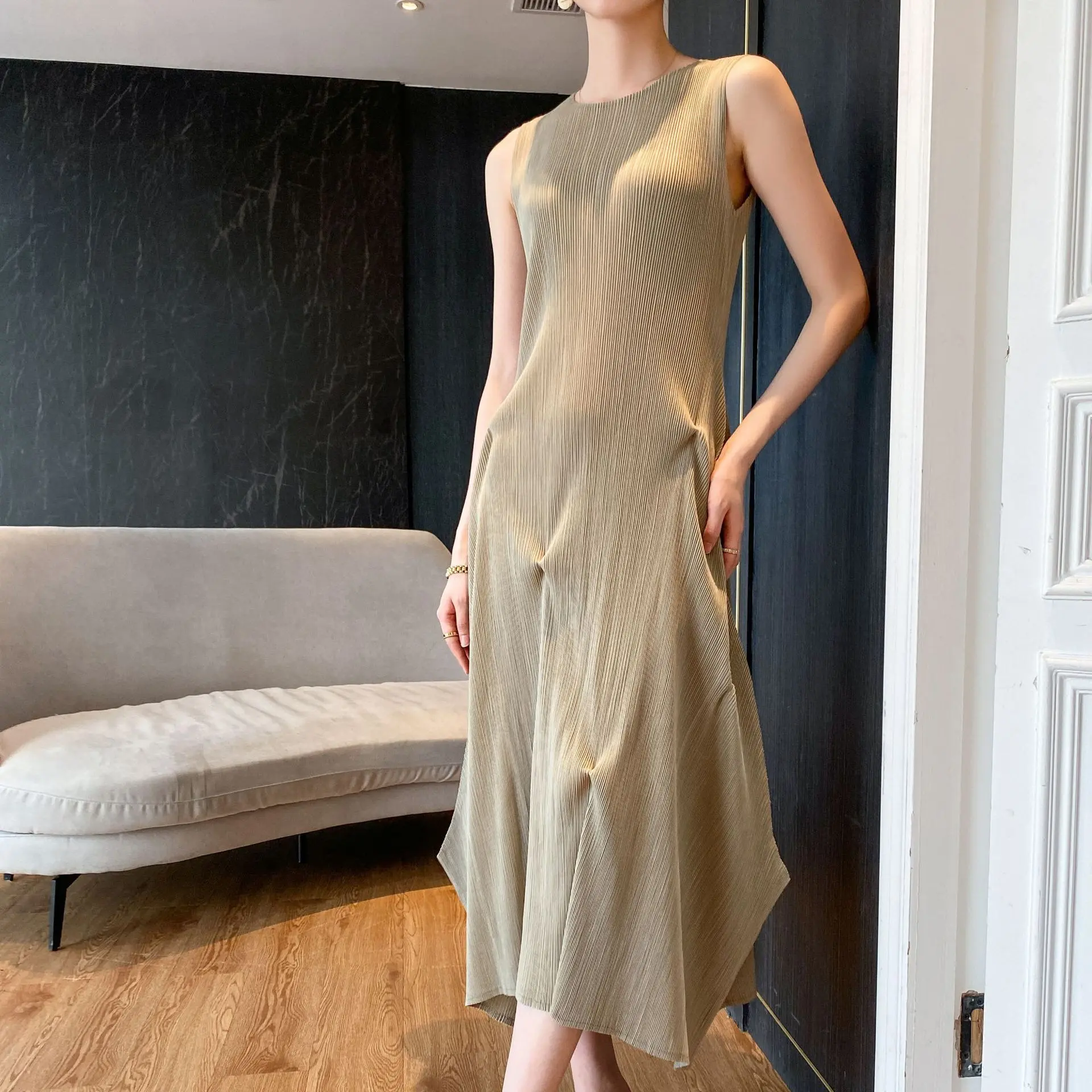 LANMREM 2025 Summer High-End Pleated Design Irregular Women's Dress Elegant Fashion Casual Sleeveless O Collar Clothing 2DB3993
