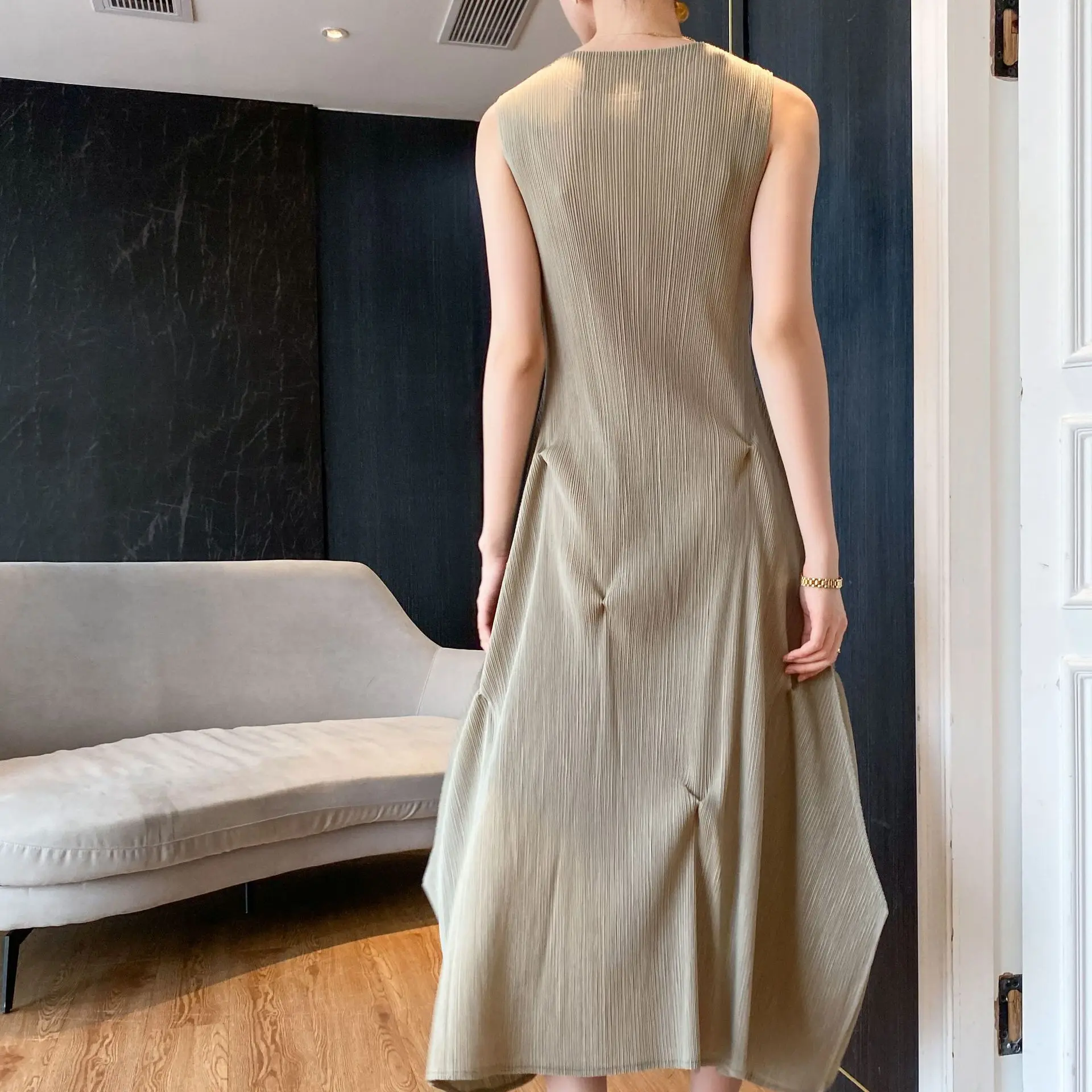 LANMREM 2025 Summer High-End Pleated Design Irregular Women's Dress Elegant Fashion Casual Sleeveless O Collar Clothing 2DB3993