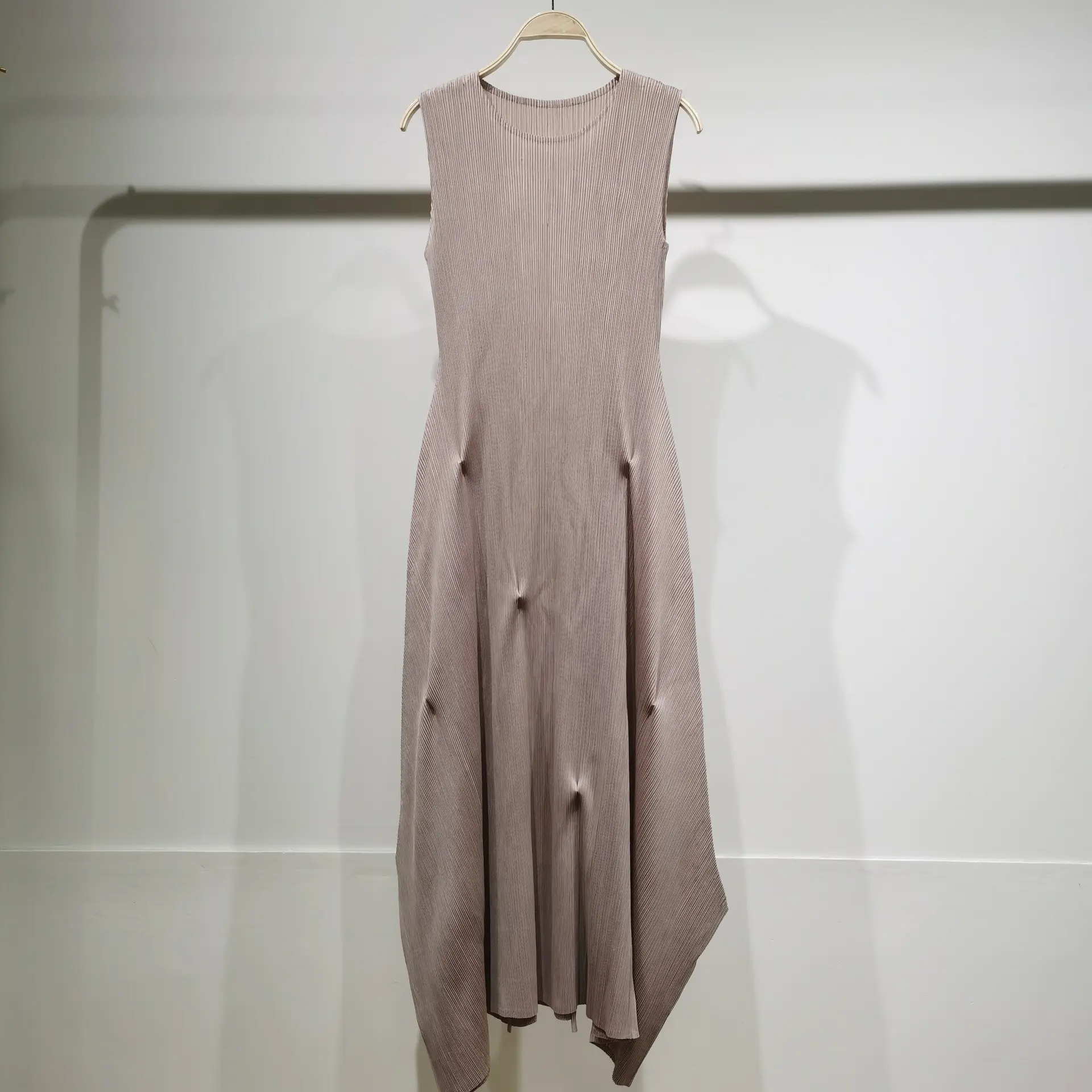 LANMREM 2025 Summer High-End Pleated Design Irregular Women's Dress Elegant Fashion Casual Sleeveless O Collar Clothing 2DB3993