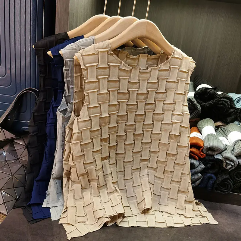 LANMREM Women's Summer Pleated Top New Irregular Fashion Versatile Sleeveless Square Grid Folded Design T-shirt Chic New 2DB3306