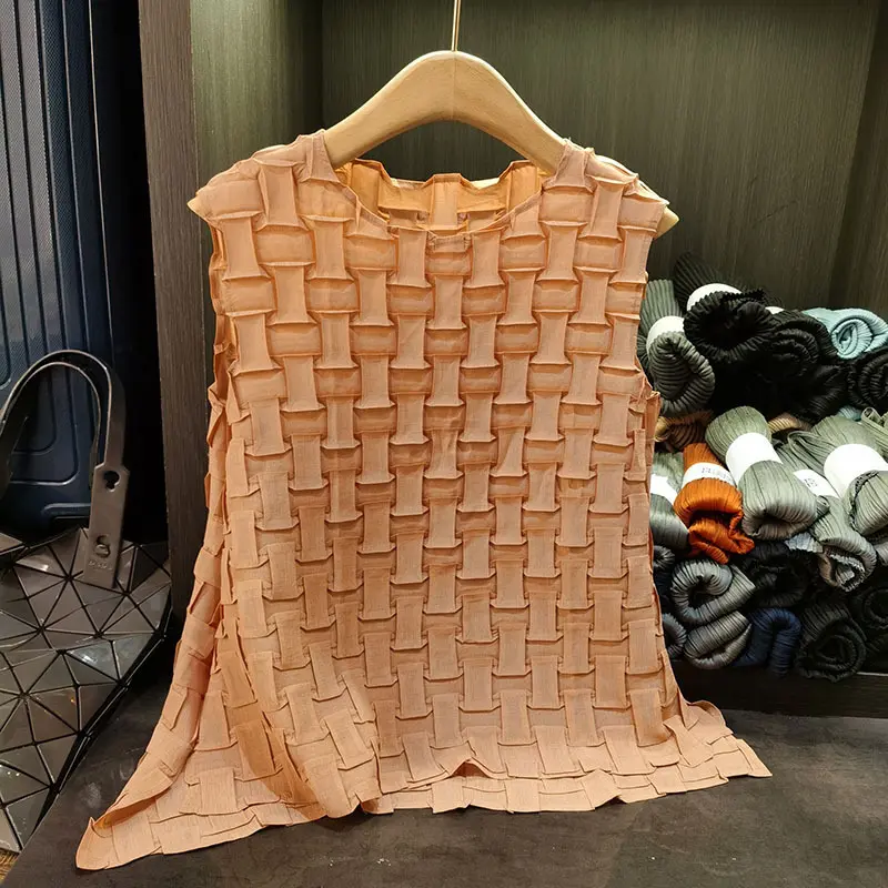 LANMREM Women's Summer Pleated Top New Irregular Fashion Versatile Sleeveless Square Grid Folded Design T-shirt Chic New 2DB3306