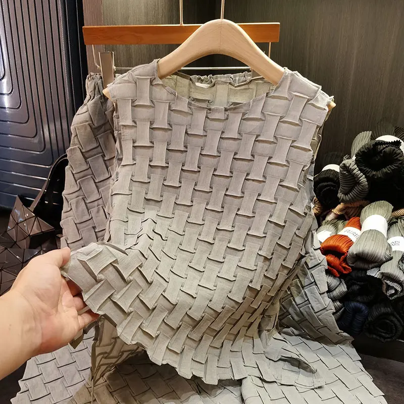 LANMREM Women's Summer Pleated Top New Irregular Fashion Versatile Sleeveless Square Grid Folded Design T-shirt Chic New 2DB3306