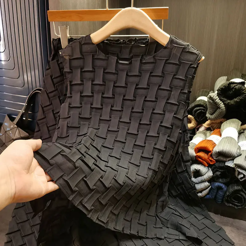 LANMREM Women's Summer Pleated Top New Irregular Fashion Versatile Sleeveless Square Grid Folded Design T-shirt Chic New 2DB3306