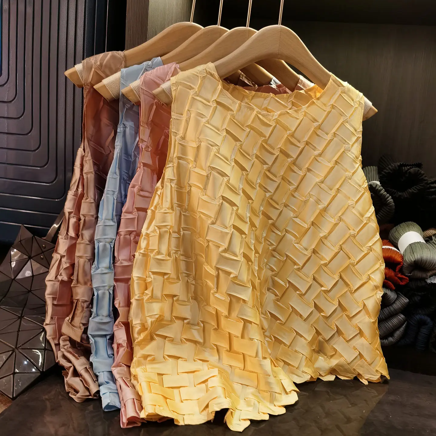 LANMREM High-end Summer Woven Pleated Women's T-shirt 2025 New Irregular Temperament Casual Sleeveless Loose Tops Chic 2DB3390