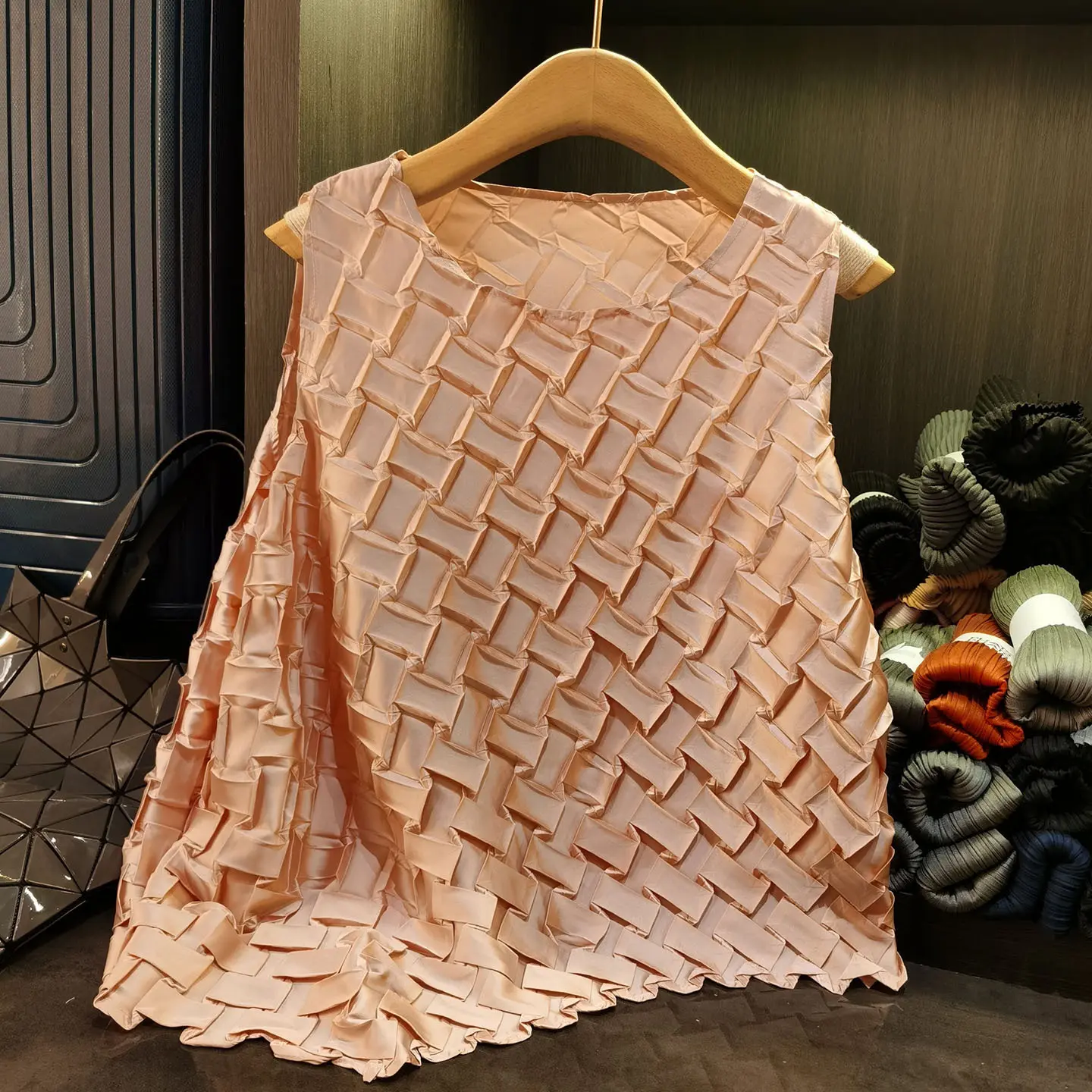 LANMREM High-end Summer Woven Pleated Women's T-shirt 2025 New Irregular Temperament Casual Sleeveless Loose Tops Chic 2DB3390