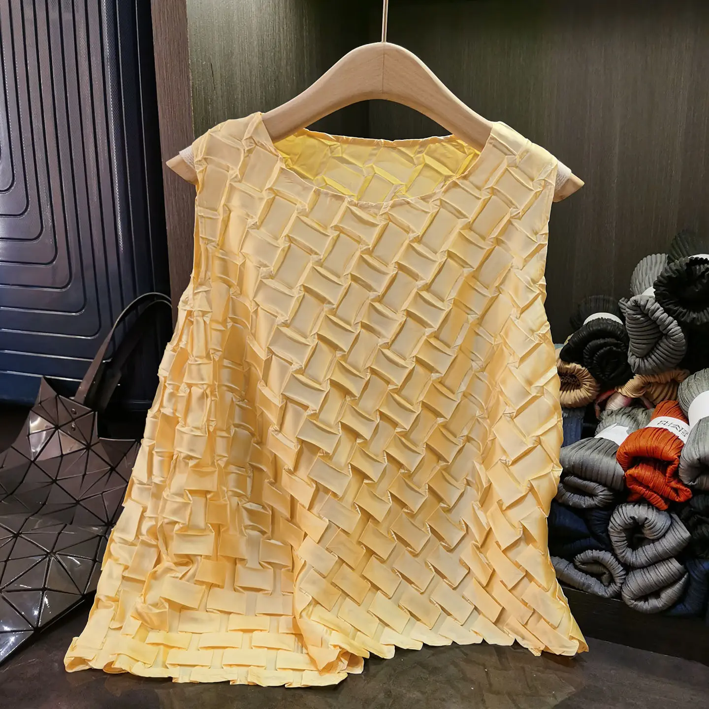 LANMREM High-end Summer Woven Pleated Women's T-shirt 2025 New Irregular Temperament Casual Sleeveless Loose Tops Chic 2DB3390