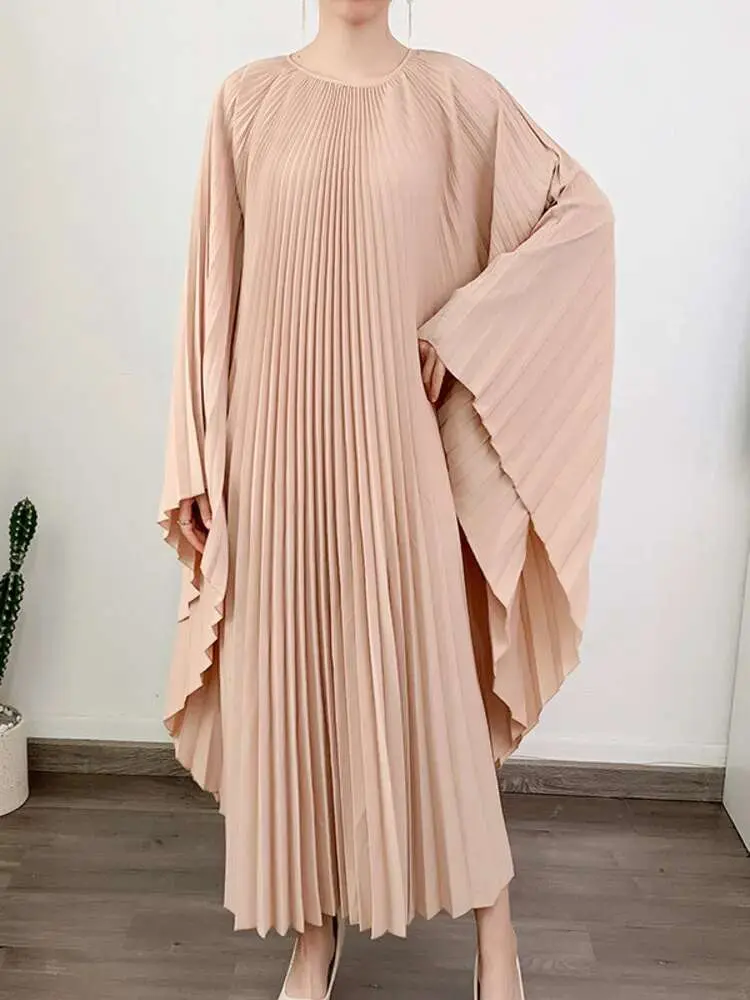 LANMREM Pleated Irregular Dress Round Neck Batwing Sleeves Solid Color Loose Large Style High End Trendy Clothing Autumn 2DA1040