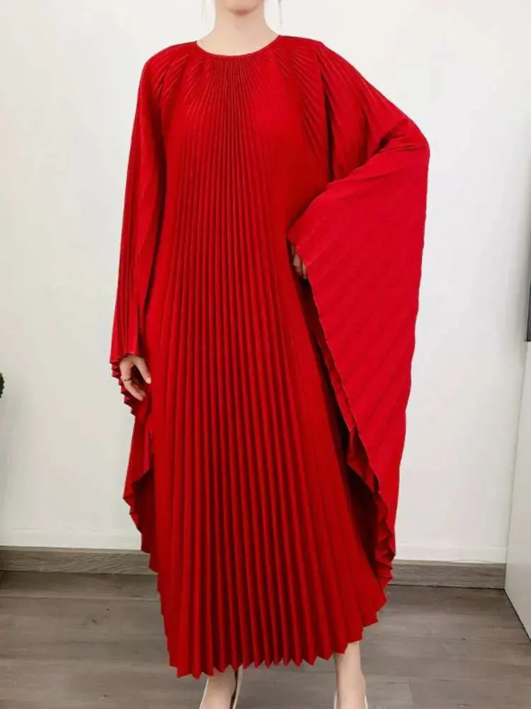 LANMREM Pleated Irregular Dress Round Neck Batwing Sleeves Solid Color Loose Large Style High End Trendy Clothing Autumn 2DA1040