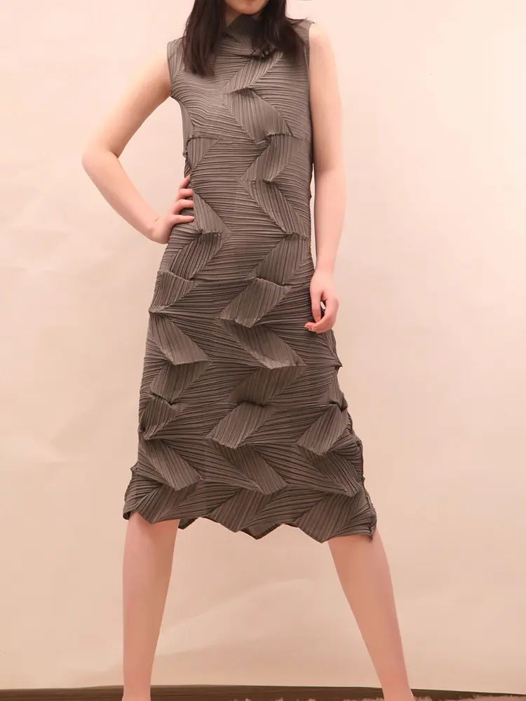 LANMREM Sleeveless Pleated Dress For Women 2025 Summer New Turtleneck Solid Color Fashion Style Elegant Fold Dresses 2DM1052