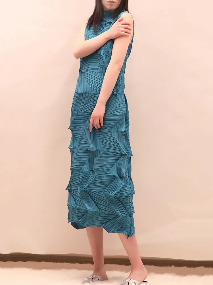 LANMREM Sleeveless Pleated Dress For Women 2025 Summer New Turtleneck Solid Color Fashion Style Elegant Fold Dresses 2DM1052