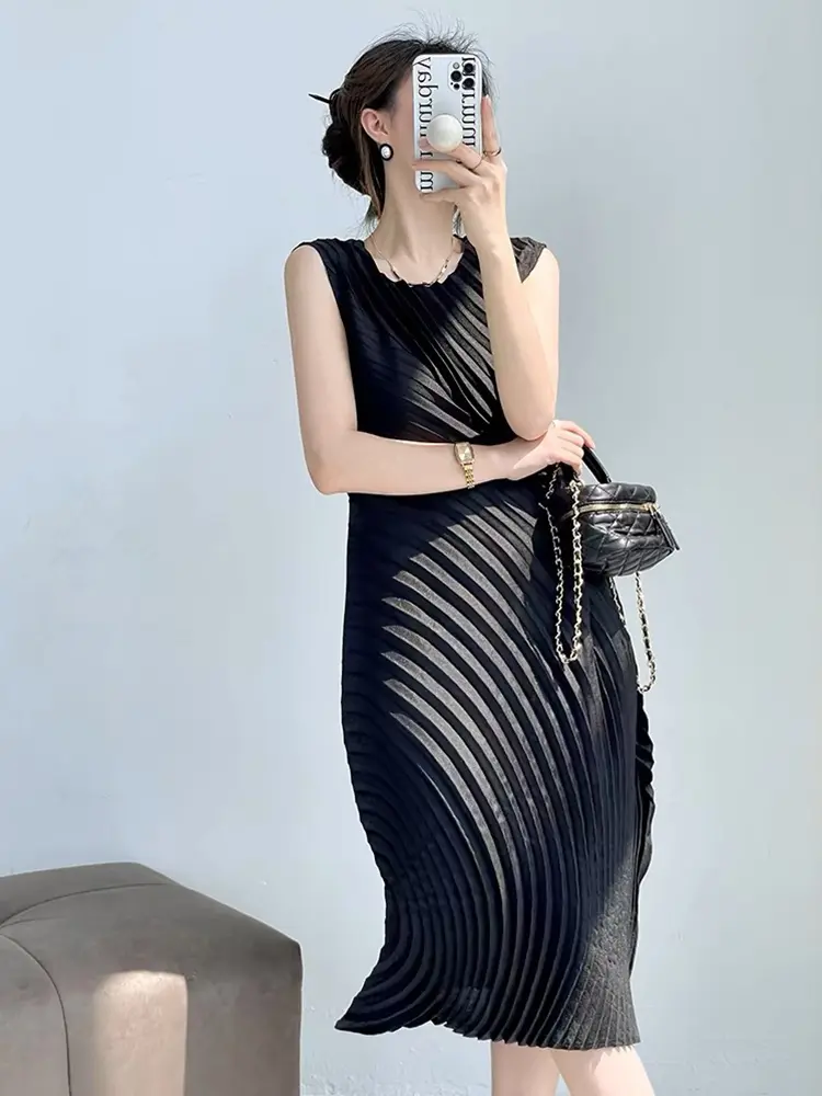 LANMREM Niche Chic Irregular Sleeveless Pleated Dress For Women 2025 New Round Collar Loose Casual Summer White Dresses 2DB3199
