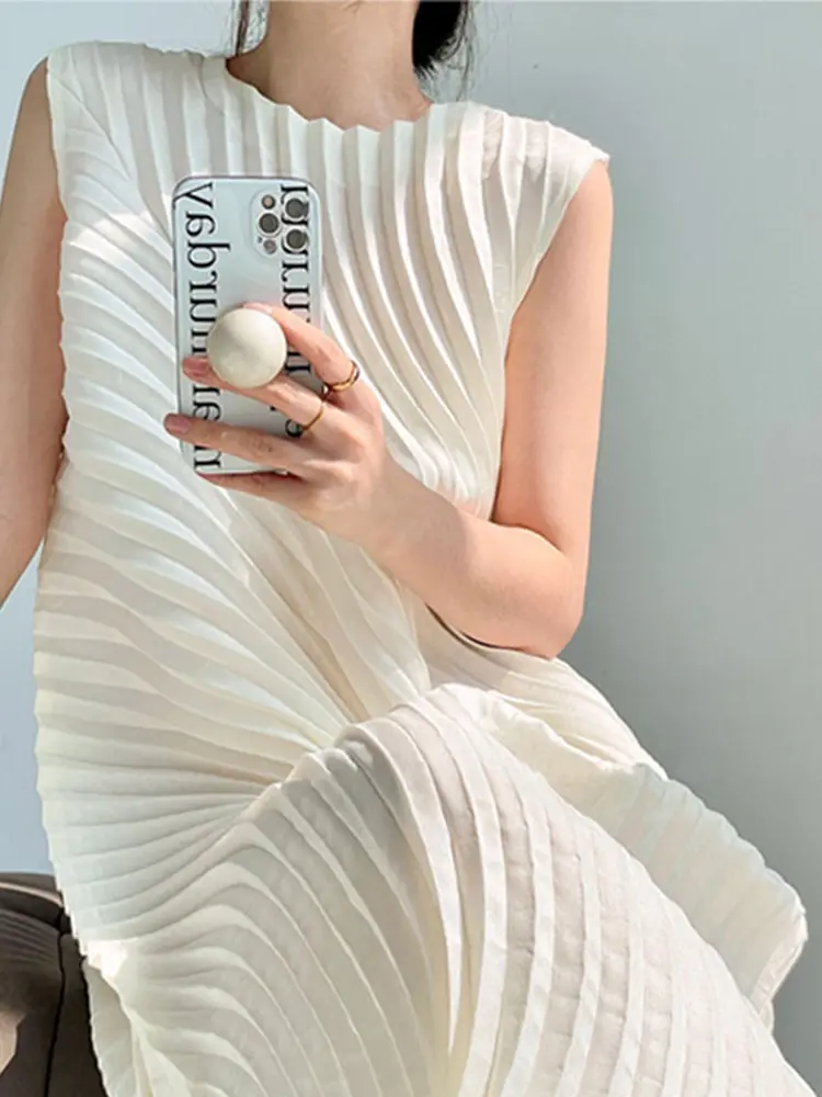 LANMREM Niche Chic Irregular Sleeveless Pleated Dress For Women 2025 New Round Collar Loose Casual Summer White Dresses 2DB3199