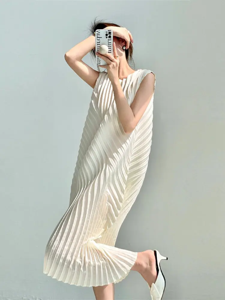 LANMREM Niche Chic Irregular Sleeveless Pleated Dress For Women 2025 New Round Collar Loose Casual Summer White Dresses 2DB3199