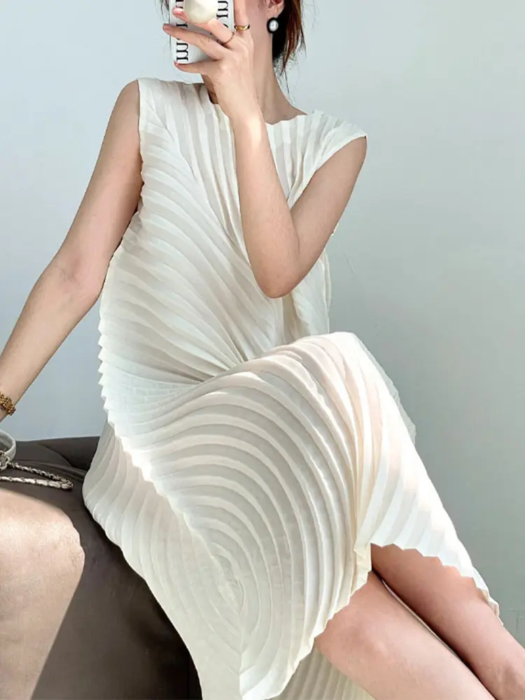 LANMREM Niche Chic Irregular Sleeveless Pleated Dress For Women 2025 New Round Collar Loose Casual Summer White Dresses 2DB3199