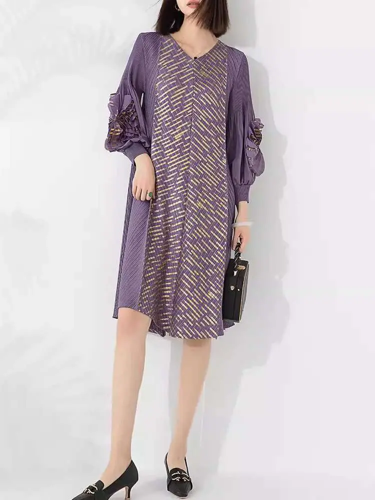 LANMREM 2025 Spring New Pleated Dress Women's V Neck Floral Sleeves Bronzing Design Mid Length Dresses Female Clothing 2VV1758