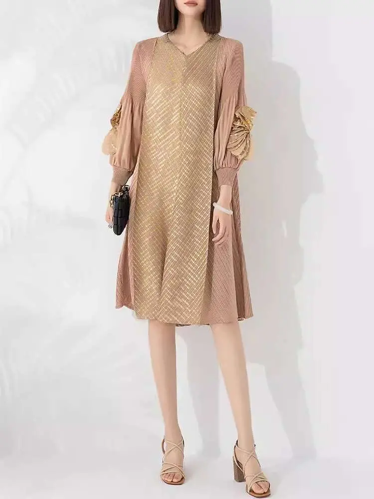 LANMREM 2025 Spring New Pleated Dress Women's V Neck Floral Sleeves Bronzing Design Mid Length Dresses Female Clothing 2VV1758