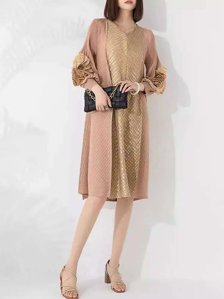LANMREM 2025 Spring New Pleated Dress Women's V Neck Floral Sleeves Bronzing Design Mid Length Dresses Female Clothing 2VV1758