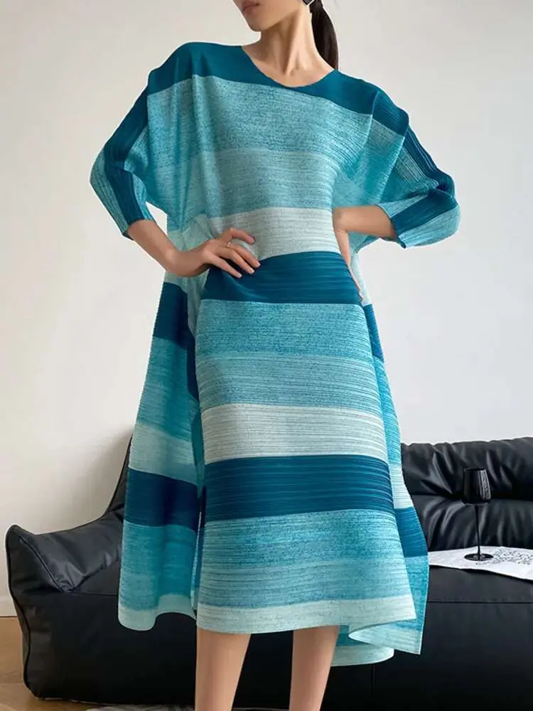 LANMREM Striped Pleated Loose Dress For Women 2025 Spring Round Neck Color Block Casual Dresses Female Fashion Clothes 2R1790