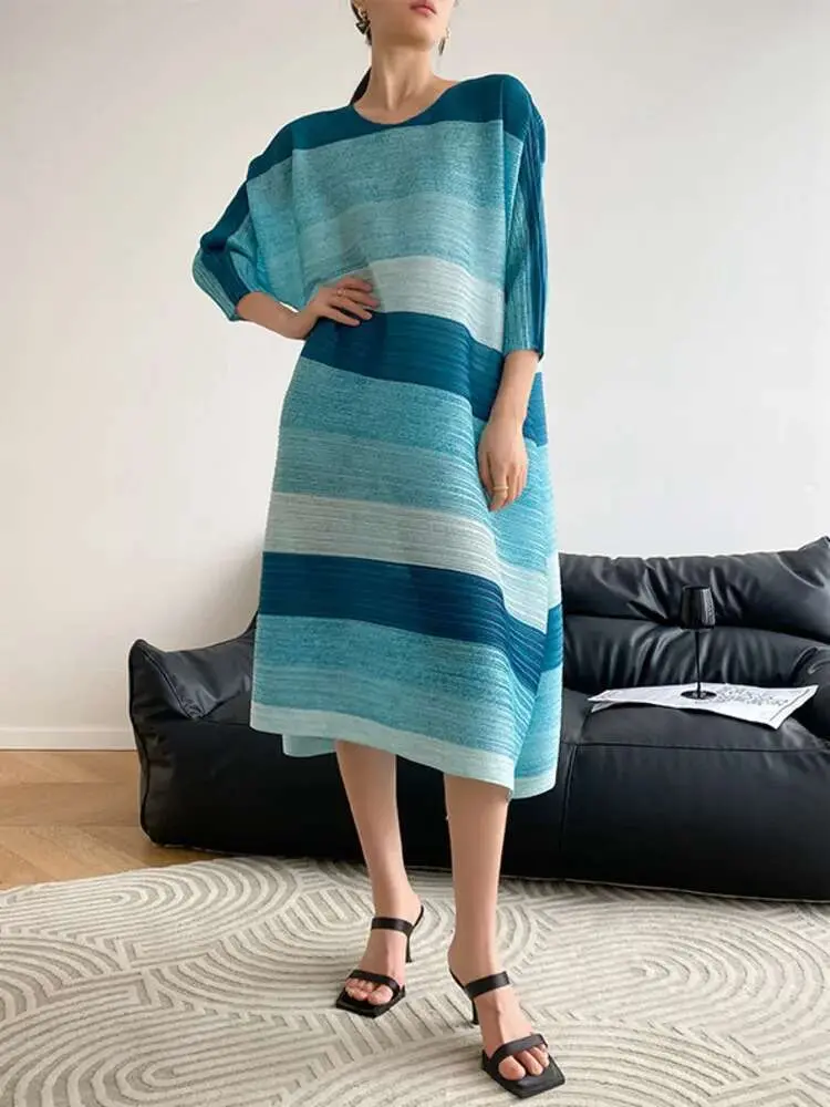 LANMREM Striped Pleated Loose Dress For Women 2025 Spring Round Neck Color Block Casual Dresses Female Fashion Clothes 2R1790