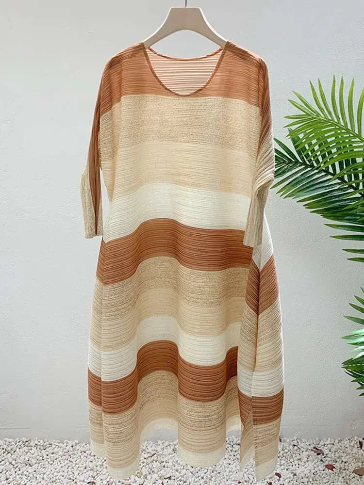 LANMREM Striped Pleated Loose Dress For Women 2025 Spring Round Neck Color Block Casual Dresses Female Fashion Clothes 2R1790
