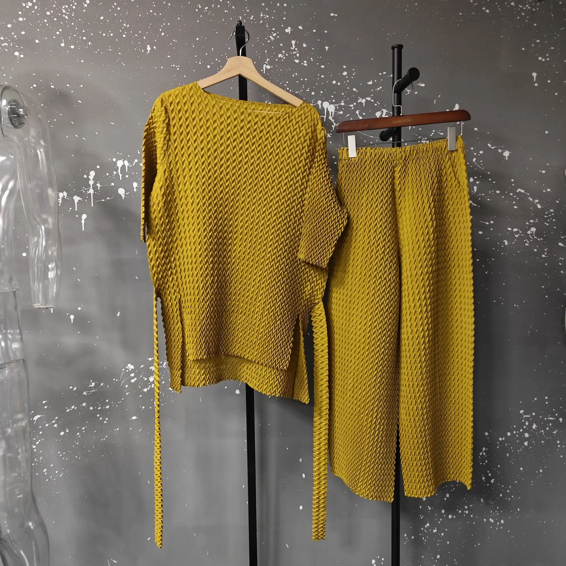 LANMREM 2 Pieces Pleated Sets For Women Round Neck Bandage Shirt With Loose Trouses Female Fashion Clothing Spring New 2DB2228