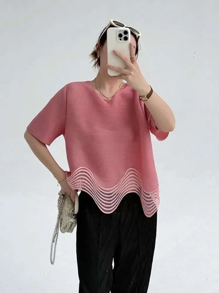 LANMREM Black Hollow Out Round Neck Pleated T-shirt For Women 2025 New Loose Temperament Irregular Wave Hem Short Sleeve Top
