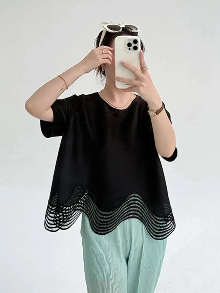 LANMREM Black Hollow Out Round Neck Pleated T-shirt For Women 2025 New Loose Temperament Irregular Wave Hem Short Sleeve Top